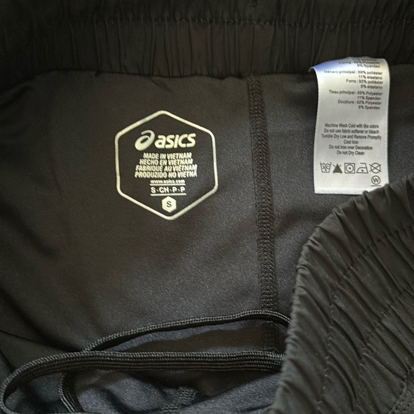 2 pairs of black Asics 2 in 1 Shorts, brand new condition. - Picture 5 of 6